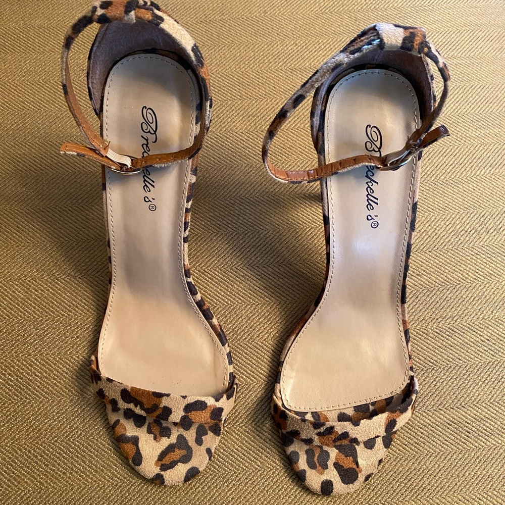 Breckelle’s leopard print sandels